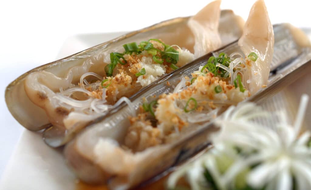Steamed-Live-Scottish-Royal-Razor-Clam-with-Minced-Garlic-Close-Up-Shot-2-scaled-e1639622184858.jpg